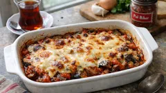 Kızartmadan fırında patlıcan graten: domatesin suyuyla yumuşacık, üstü kaşarlı