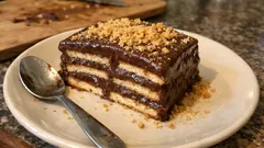 Kremalı kakaolu bisküvili pasta: fırınsız, kat kat ve her dilimde tam kıvamında