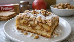 Hamur açmadan bisküvili elmalı turta: tarçın ve cevizle mis gibi