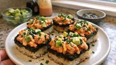 Muffin tepsisinde Spicy Salmon Rice: fırında somonlu suşi pirinci kupaları