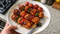 Fırında Tavuk Şiş: Yoğurtlu marinasyonla mangal tadında, kurumadan pişiyor