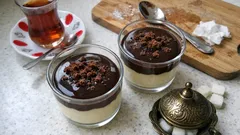 Çikolata soslu muhallebi tarifi: topaklanmayan kıvam, parlak sosla kuplarda şık sunum