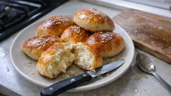 Evde pastane poğaçası: ılık süt ve suyla pamuk gibi mayalı hamur