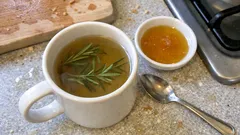 3 malzemeyle taze biberiye çayı: 10 dakikada dengeli bir demleme