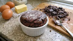 8 dakikada akışkan çikolatalı sufle: dışı pişmiş, içi akan tam kıvam