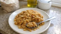 Soğuk şerbetle topaksız: sıvı yağlı un helvası tarifi