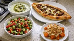 Kış akşamına dört dörtlük menü: Toyga çorbası, kaşarlı kuşbaşı pide ve tahinli kabak