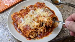 Tek tepside tavuklu enchilada: salçalı sosu ve uzayan kaşarıyla fırından çıkıyor