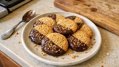 Kavrulmuş susamlı kurabiye tarifi: ağızda dağılan kıtırlık, üzeri çikolatalı