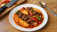 Tek tepside fırında et yemeği: salçalı sosla lokum gibi, patatesli-biberli