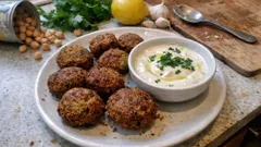 Dağılmayan falafel tarifi: dışı çıtır, içi yumuşak nohut köftesi ve yoğurtlu tahin sos