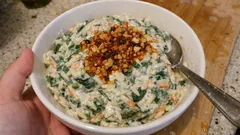 Ispanaklı Şehriye Salatası: kavrulmuş şehriye ve sarımsaklı yoğurtla doyurucu tarif