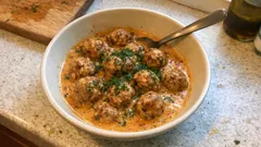 Hindistan cevizi sütlü krema soslu köfte: kısa sürede lokanta tadında bir ana yemek