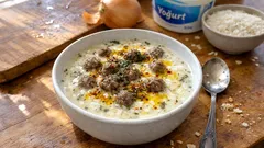 Kesilmeyen terbiyesiyle köfteli yayla çorbası: minik köfteler dağılmadan pişer