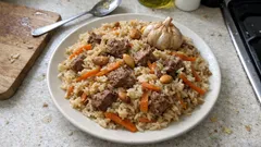 Tane tane Özbek pilavı: et suyuyla lezzetlenen, ortasına sarımsak konan tek tencere tarif