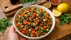 Tam ölçülü kısır tarifi: tane tane bulgur, bol yeşillik, nar ekşisi tam kararında