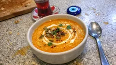 Fırında sebzeli bal kabağı çorbası: tek tencerede kremamsı kış lezzeti