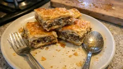 Hazır yufkayla fırında kıymalı börek: yoğurtlu sosla kat kat çıtır