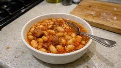 Salçasını iyice kavurarak lokanta usulü kuru fasulye: tane tane, tam kıvamında