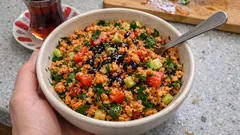 Tane tane kısır tarifi: salçalı sosu yerinde, nar ekşisiyle tam kıvamında