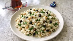 Çam fıstıklı, kuş üzümlü iç pilav: tane tane tutan ölçülü tarif