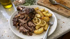 Yağlı kâğıtla kapatın: Fırında kuzu kol tandır gibi yumuşacık, patatesi de efsane oluyor