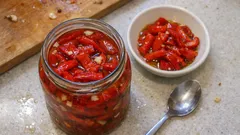 Kavanozda kapya biber konservesi: sirke ve zeytinyağıyla tam kıvamında