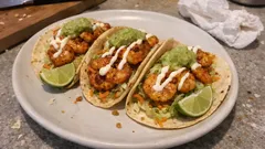 15 dakikada karides taco: baharatlı karides, çıtır sebze ve guacamole ile