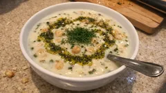 Yazın ferahlatan Ayran Aşı Çorbası: buğday, nohut ve naneli yağla tam kıvamında