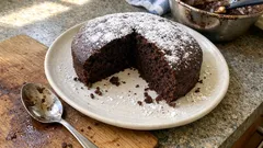 Maden suyuyla yumuşacık kakaolu kek: çayın yanına 30 dakikada hazır
