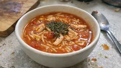 Tek tencerede tavuklu şehriye çorbası: salçayı kavurunca lezzeti başka oluyor