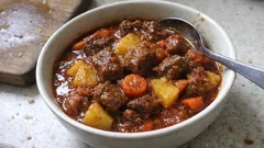 Bol soslu tas kebabı tarifi: eti mühürleyip tencerede lokum gibi pişirin