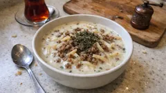 Kesilmeyen yoğurt terbiyesiyle kıymalı erişte çorbası: tam kıvamında tarif