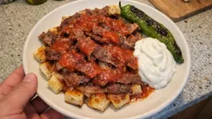 Evde İskender kebap tarifi: fırında döner, bol sos ve tereyağıyla lokanta tadı