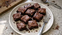 Tam kıvamında gerçek brownie: ince çatlak kabuk, içi nemli çikolata lezzeti