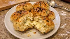 Mayasız peynirli dereotlu poğaça: 25 dakikada fırından çıkan yumuşacık tarif