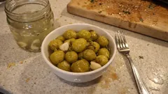 Tombul acı biber turşusu: üzüm sirkesiyle kütür kütür, ölçüsü şaşmayan tarif