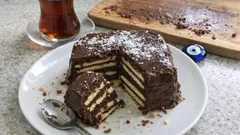 Fırınsız bisküvili pasta tarifi: sıcak muhallebiyle kat kat, hep tam kıvam