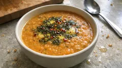 Sebzeli kırmızı mercimek çorbası tarifi: ipeksi kıvam için küçük bir kavurma adımı