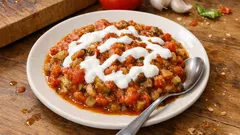 Fırında közlenmiş patlıcanla Köpoğlu: domatesli sos ve yoğurtla tam kıvamında