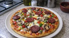 Evde karışık pizza: ölçüsü şaşmayan hamur ve ön pişirme yöntemiyle tam kıvamında