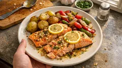 Limonlu sarımsaklı fırında somon: tek tepside patates ve biberle tam kıvamında