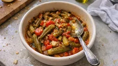 Ocak başında beklemeden: Fırında bamya tava (domatesli, zeytinyağlı)