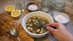 Kütür kütür turşu için tam ölçülü turşu suyu: sirke-limon dengesiyle