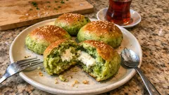 Labneli ıspanaklı poğaça: rengi canlı, içi nemli bir kahvaltılık