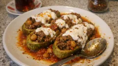 Şıhıl Mahşi tarifi: Kızartılıp fırınlanan kabak dolması, üstüne sarımsaklı yoğurt