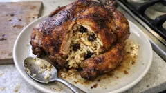 İç pilavlı tavuk dolması: fırında nar gibi kızaran, içi sulu bir ana yemek