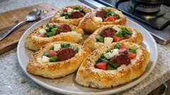 Maya beklemeden hazır: Yoğurtlu mayasız ağzı açık poğaça (sucuklu-peynirli)