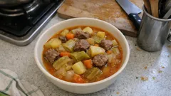 Tek tencerede etli pırasa yemeği: limonlu, salçalı ve tam kıvamında