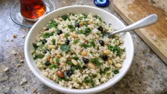 Kuş üzümlü fıstıklı iç pilav: tane tane tutan ölçülü tarif ve kavurma tekniği